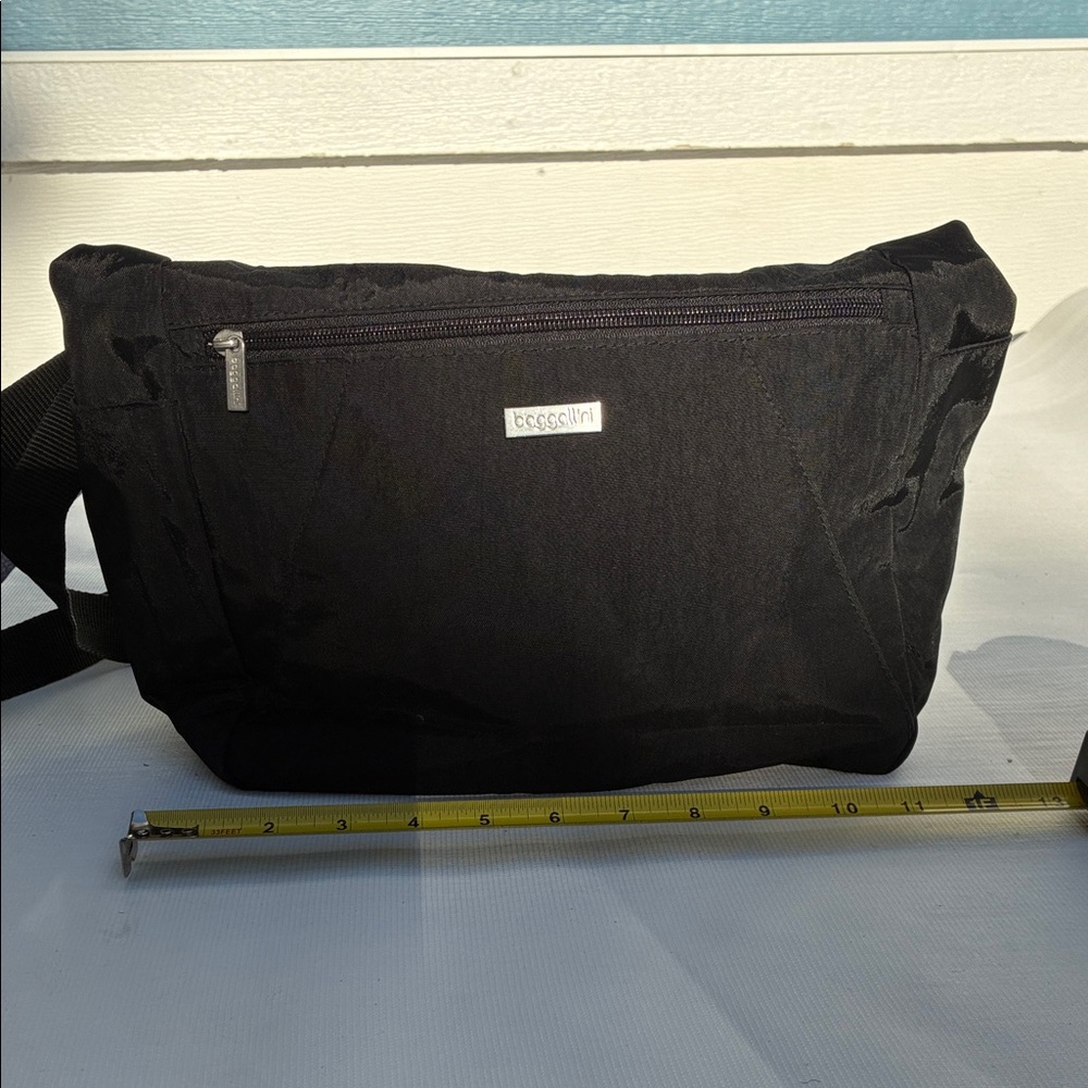 Baggallini cross body anti-theft purse.